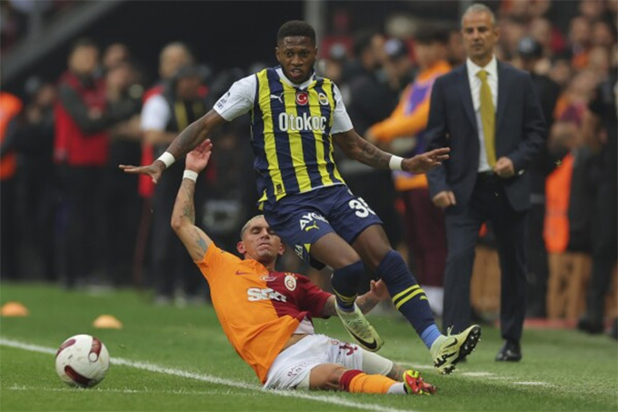 Fenerbahce và Galatasaray hiện hơn kém nhau có 1 điểm
