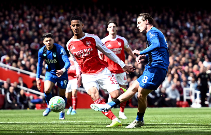 Scott ra đòn kết liễu Arsenal