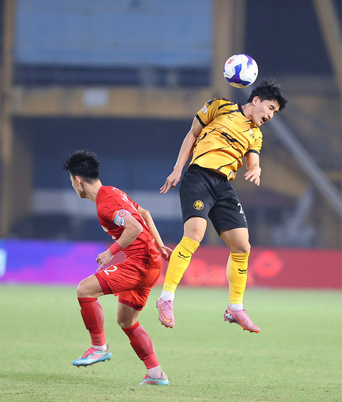 Ngọc Mỹ dính chấn thương nhưng vẫn phải nén đau ra sân thi đấu cho Thanh Hóa - Ảnh: Minh Tuấn 