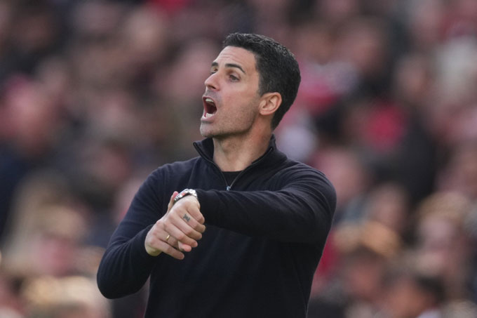 HLV Arteta tranh cãi cả với CĐV nhà