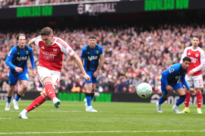 Gyokeres gỡ hòa cho Arsenal trên chấm phạt đền