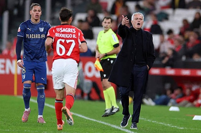 Việc Mourinho lại chửi cầu thủ nhà khiến nguy cơ bị đuổi tăng cao