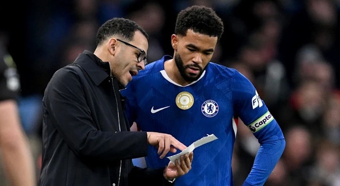 HLV Liam Rosenior nên chủ động để Chelsea đá phản công