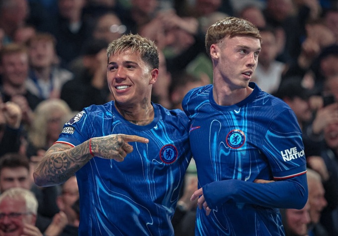 Cole Palmer (phải) cần đá thay cả phần của Enzo Fernandez
