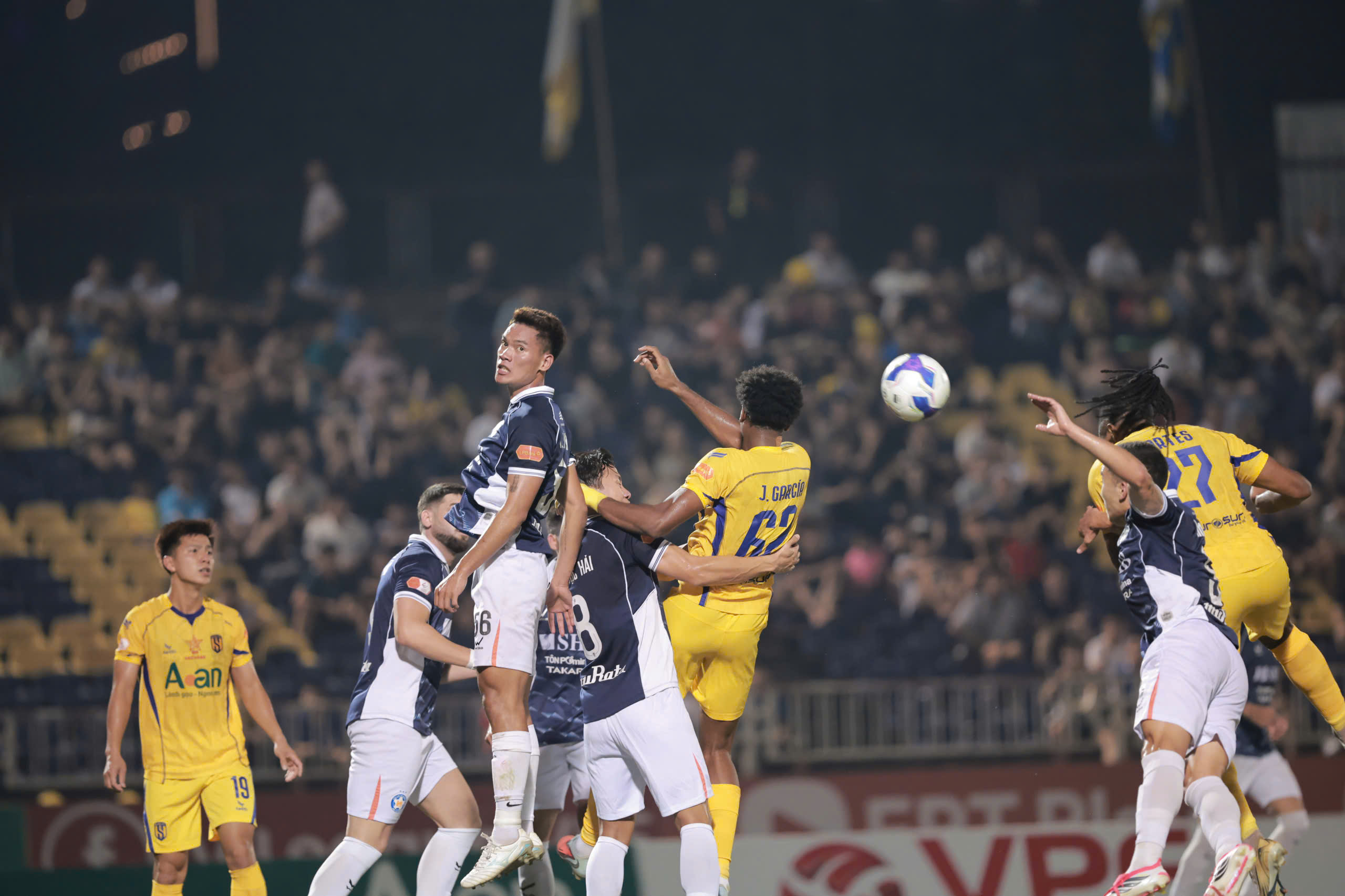 HLV Lê Đức Tuấn cho rằng sự khắc nghiệt của thời tiết ảnh hưởng tới trận đấu giữa Đà Nẵng với SLNA.