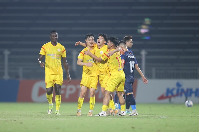 Niềm vui của các cầu thủ PVF-CAND. Ảnh: Minh Tuấn 