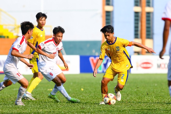 Pha tranh chấp quyết liệt giữa hai đội SLNA I và Thể Công Viettel I. Ảnh: Nguyễn Khánh