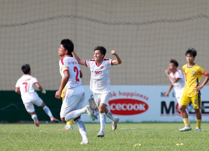 Niềm vui của cầu thủ U15 Thể Công Viettel I khi giành vé vào chung kết. ảnh: Nguyễn Khánh 