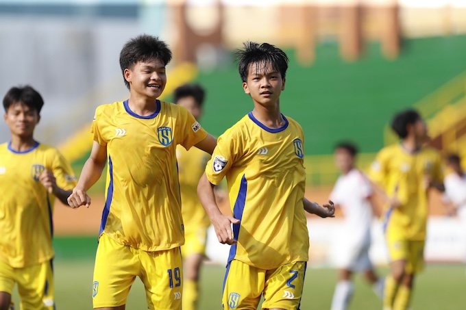 Niềm vui của các cầu thủ trẻ SLNA I khi có bàn mở tỷ số. ảnh: Nguyễn Khánh 