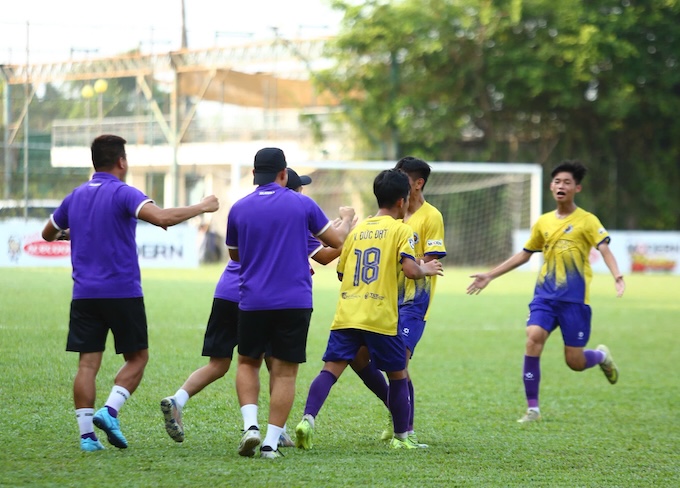 Niềm vui của thầy trò đội U15 Hà Nội I khi giành vé vào chung kết. Ảnh: Nguyễn Khánh 