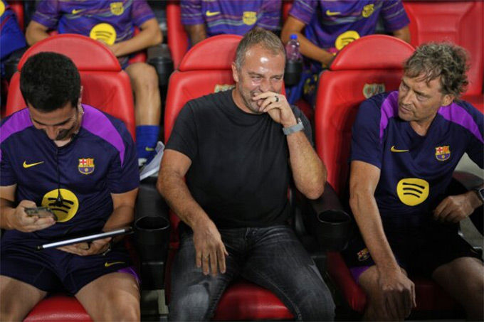 HLV Hansi Flick đau đầu vì hàng thủ thiếu vắng trụ cột