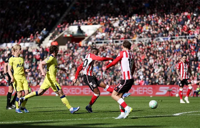 Mukiele ghi bàn thắng duy nhất của trận đấu