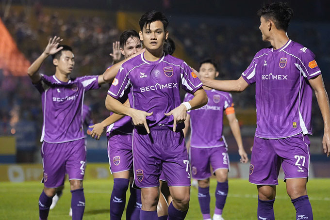 Tấn Tài rút ngắn cách biệt - Ảnh: Quốc An 