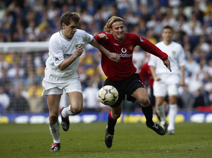 Woodgate đối đầu với Forlan của MU năm 2002