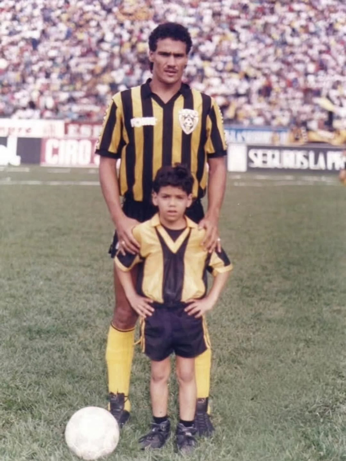 Falcao lang bạt cùng cha khi còn nhỏ. Ảnh - Instagram nhân vật