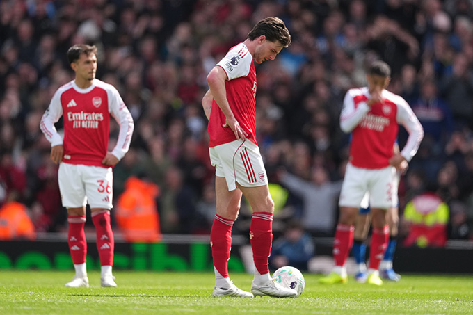 Arsenal lại vấp ngã vào thời điểm then chốt