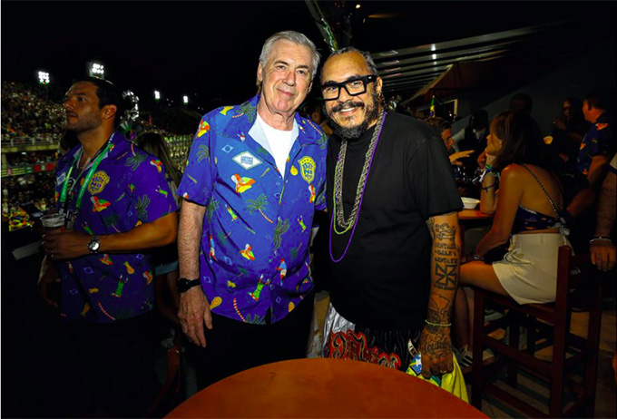Ông chụp cùng rapper người Brazil Marcelo D2, đã tham dự lễ hội Carnival ở Rio. Ảnh: Rafael Ribeiro/CBF