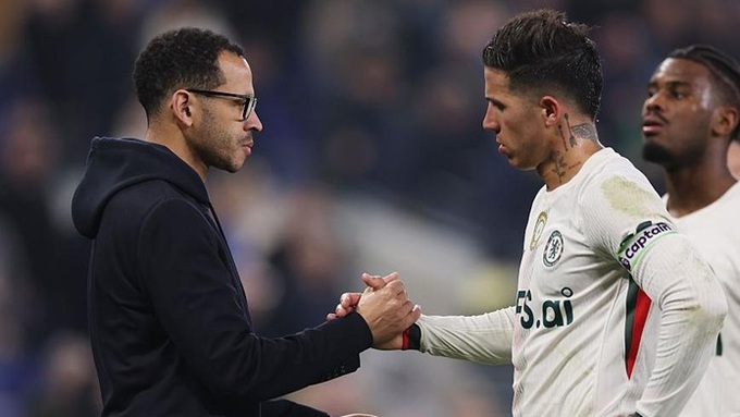 Enzo Fernandez (phải) đang bị Chelsea xử treo giò nội bộ