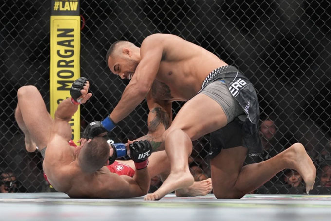 Ulberg (phải) hạ knock-out Prochazka ở trận tranh đai hạng dưới nặng. Ảnh: Zuffa LLC