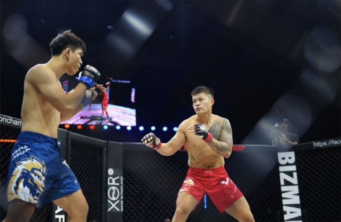 Lý Văn Huỳnh (phải) nổi tiếng công thủ toàn diện, kỹ năng đánh đứng mạnh mẽ