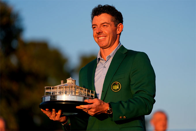 McIlroy nâng cao cúp vô địch The Masters Tournament 2026 trên sân Augusta National Golf Club. Ảnh: AP