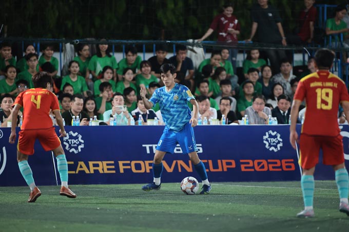 Đông đảo khán giả có mặt và cổ vũ hai đội