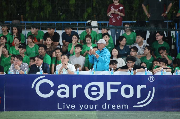 Luật sư Võ Đan Mạch (áo vest) và cựu tuyển thủ futsal Việt Nam - Nguyễn Minh Trí (áo trắng) trên hàng ghế đại biểu