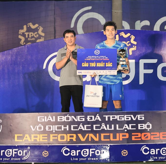 Nhà báo Phan Hồng (Tạp chí Bóng đá) trao danh hiệu Cầu thủ xuất sắc nhất cho Hồ Hoàng Hưng của Thảo Vy