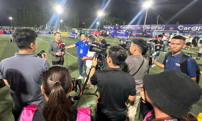 Ông Nguyễn Tường Huy – Phó Tổng Giám đốc Care For Việt Nam trả lời phỏng vấn các cơ quan báo đài