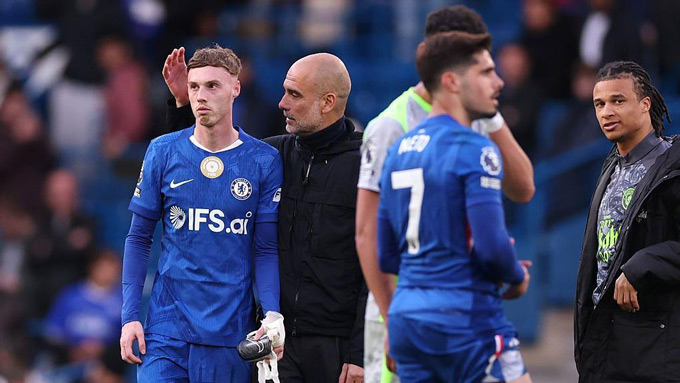 Pep an ủi Palmer sau chiến thắng của Man City trước Chelsea