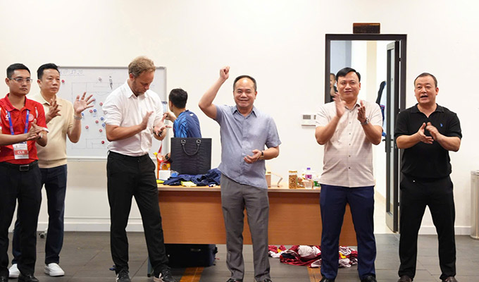 Đ/c Trung tướng Nguyễn Thanh Tùng, Giám đốc Công an Thành phố Hà Nội và Đ/c Đại tá Nguyễn Tiến Đạt, Phó Giám đốc đã trực tiếp có mặt để thăm hỏi, động viên và tặng quà khích lệ tinh thần CLB CAHN trước trận đấu gặp PVF-CAND ở vòng 18