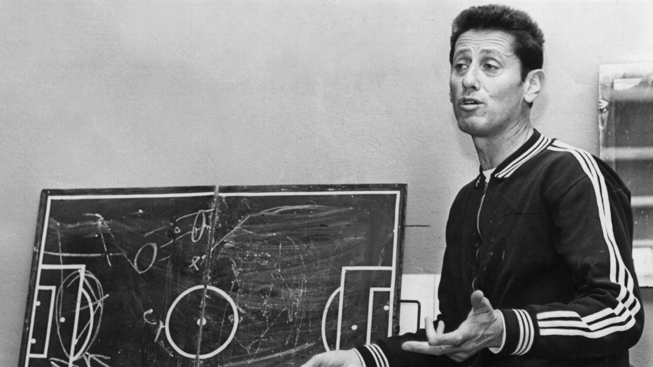 Sau khi treo giày, Schiaffino trở lại Uruguay, trở thành HLV của Penarol và ĐTQG