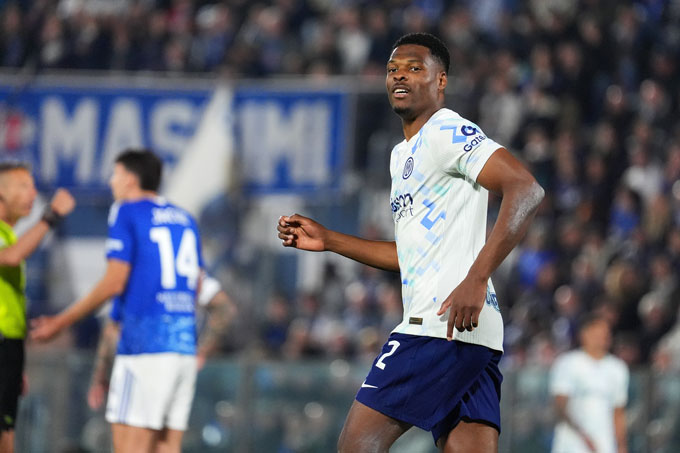 Dumfries tỏa sáng với một cú đúp