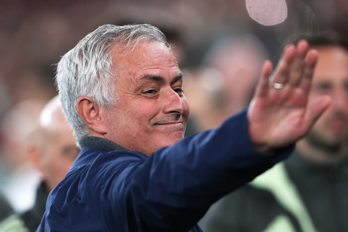 Mourinho cam kết gắn bó với Benfica