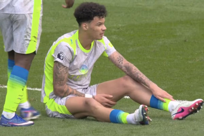 O’Reilly bị đau và phải rời sân sau đó. Ảnh - Manchester Evening News