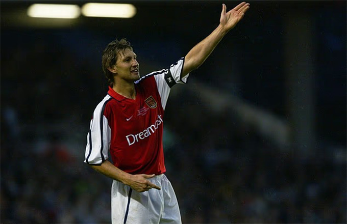 Từ một thủ quân Arsenal đầy uy lực...