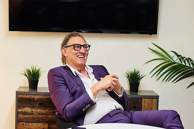 Tony Adams thoải mái và bình yên trong bộ suit màu tím ấn tượng