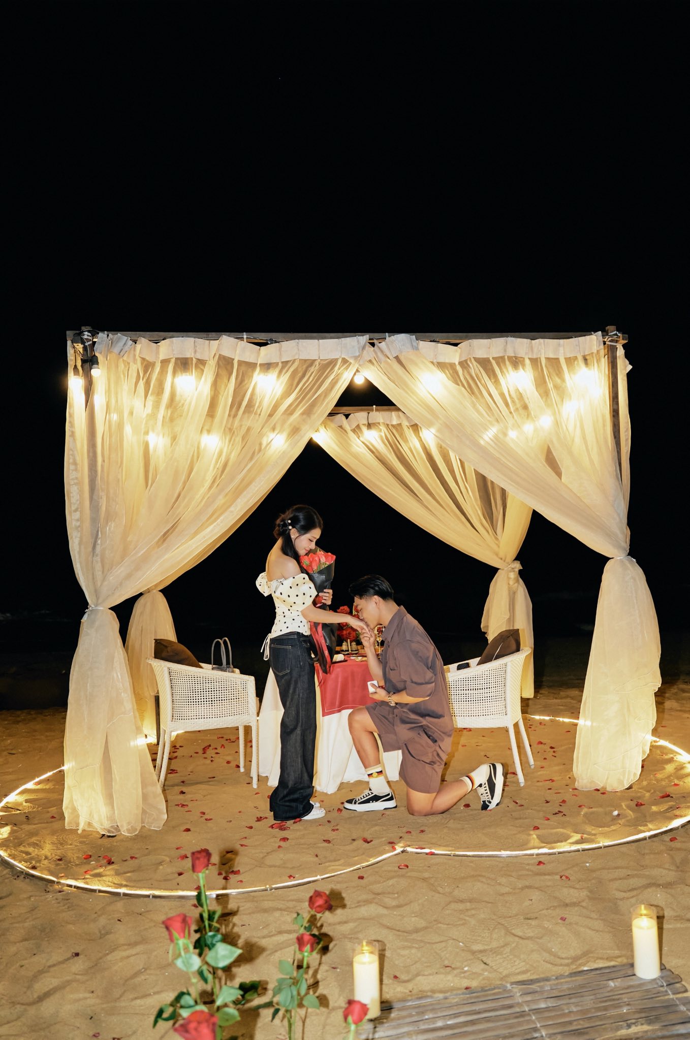 Vũ Văn Thanh thành công cầu hôn bạn gái. Ảnh: FBNV.