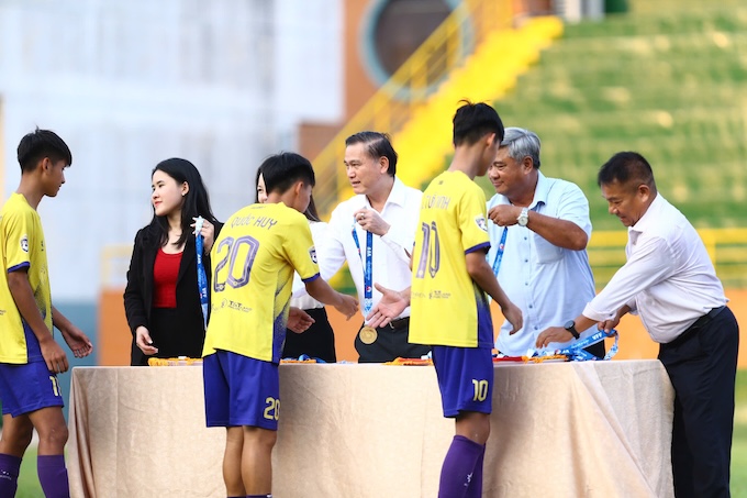 Phó chủ tịch VFF Trần Anh Tú trao giải cho các cầu thủ Hà Nội I - Ảnh: Quốc An