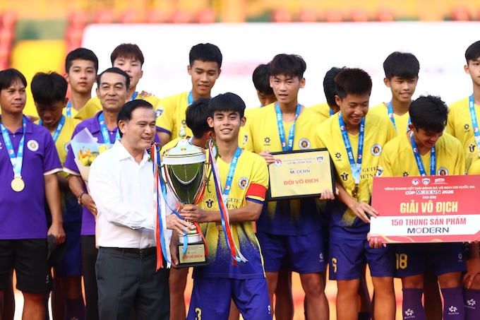 Phó chủ tịch VFF Trần Anh Tú trao cúp vô địch cho thủ quân U15 Hà Nội I - Ảnh: Quốc An