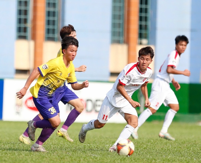 Pha tranh bóng quyết liệt của cầu thủ hai đội - Ảnh: Anh Khoa