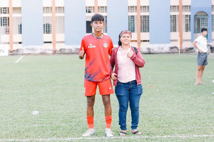 Chàng trung vệ của U15 Tây Ninh chụp ảnh kỷ niệm cùng mẹ. Ảnh - Nguyễn Khanh