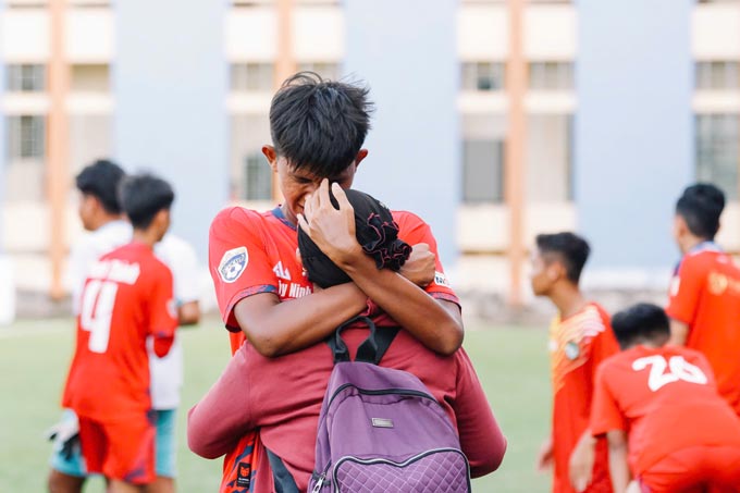 Mẹ và con nước mắt lại trào. Ảnh - Nguyễn Khanh