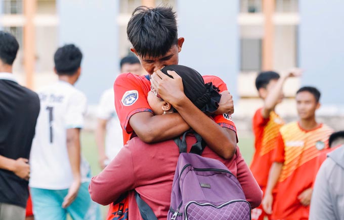 Chàng trai người Chăm ôm lấy người mẹ khi U15 Tây Ninh vào bán kết. Ảnh - Nguyễn Khanh
