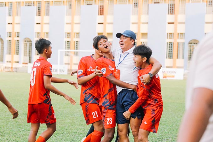 Áp Tô Sa Li cùng đồng đội chia vui với HLV Phạm Kim Sơn. Ảnh - Nguyễn Khanh