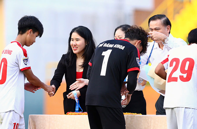 Phó Chủ tịch VFF - Trần Anh Tú trao huy chương, động viên các cầu thủ U15 Thể Công Viettel I