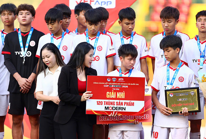 Bà Nguyễn Thị Liễu Điền – đại diện nhà tài trợ Acecook Việt Nam trao thưởng cho đội hạng Nhì 