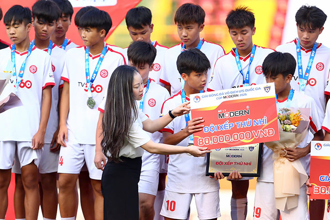 Bà Đinh Thị Thu Trang – Phó Tổng Thư ký VFF, Trưởng Ban Tổ chức giải trao thưởng cho U15 Thể Công Viettel I 