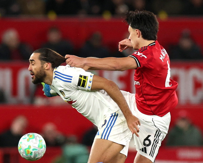 Khoảnh khắc Martinez kéo tóc Calvert-Lewin