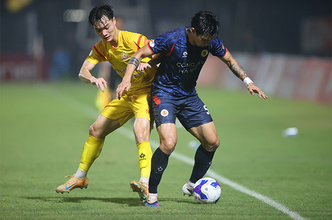 Văn Hậu nhận đủ 3 thẻ vàng, không thể thi đấu ở vòng tới - Ảnh: Minh Tuấn 